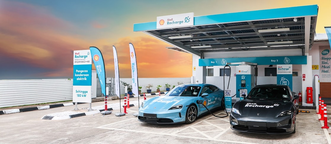 Electric vehicles charging at Shell Recharge station promoting the new Shell Recharge App.