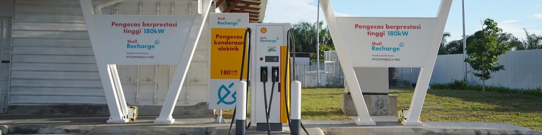 180 kW High Performance Charging bay at a Shell Station