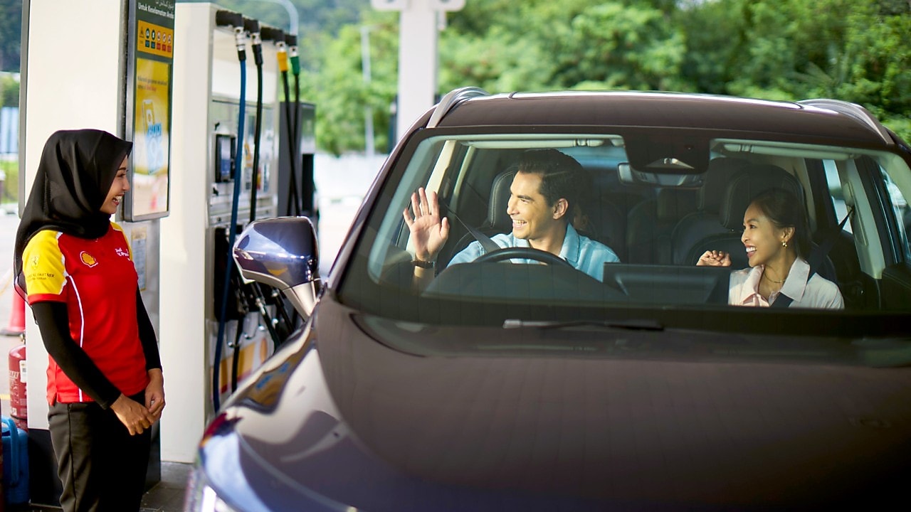 Customer waving to the Shell Attendant after fuelling.