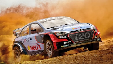 A Hyundai Motorsport car kicks up a cloud of dust on a dirt race track, exemplifying the great performance of using Shell Helix Ultra in extreme environments