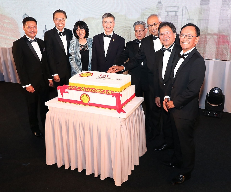 Country guests are cutting the cake