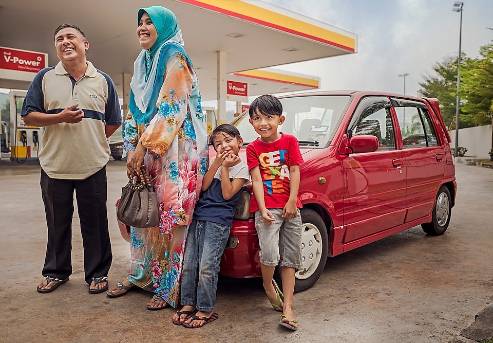 Halmi and family at a Shell station