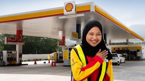 Shell attendant with hand on heart with Shell station