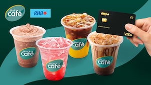 2 cups of Shall Café drinks and a hand holding an RHB Shell Visa Credit Card/-i.